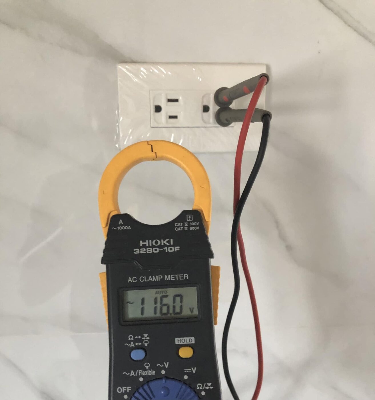 承鑫水電冷氣工程行 師傅現場測電檢修